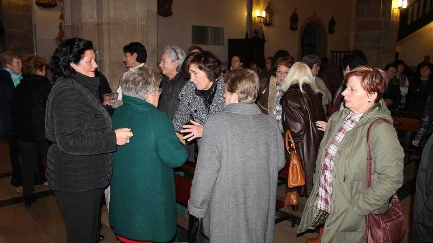 La viuda de Pepe Tartiere, Pilar Labayen, en el centro, de espaldas segunda por la izquierda, recibiendo muestras de agradecimiento y cariño por parte de varias feligresas de Noreña y Anes.