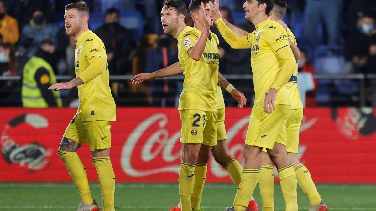 Loos jugadores del Villarreal celebran uno de sus goles ante el Alavés.