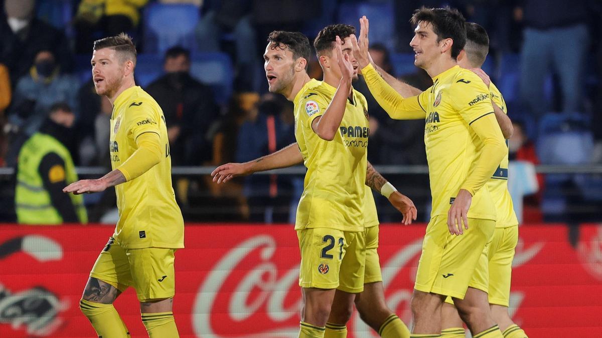 Loos jugadores del Villarreal celebran uno de sus goles ante el Alavés.