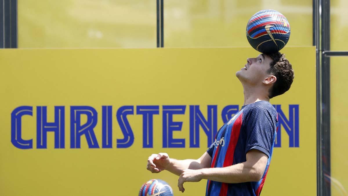  ​​Andreas Christensen nuevo jugador del FC Barcelona, toca el balón con la cabeza durante su presentación.