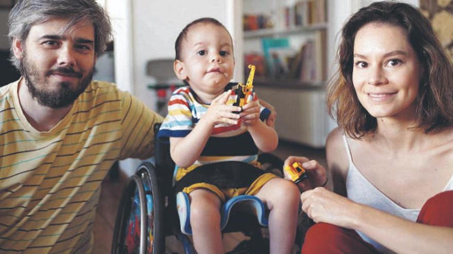 El pequeño Gael, junto con sus padres, Rodrigo Gómez y Adèle Frohart.