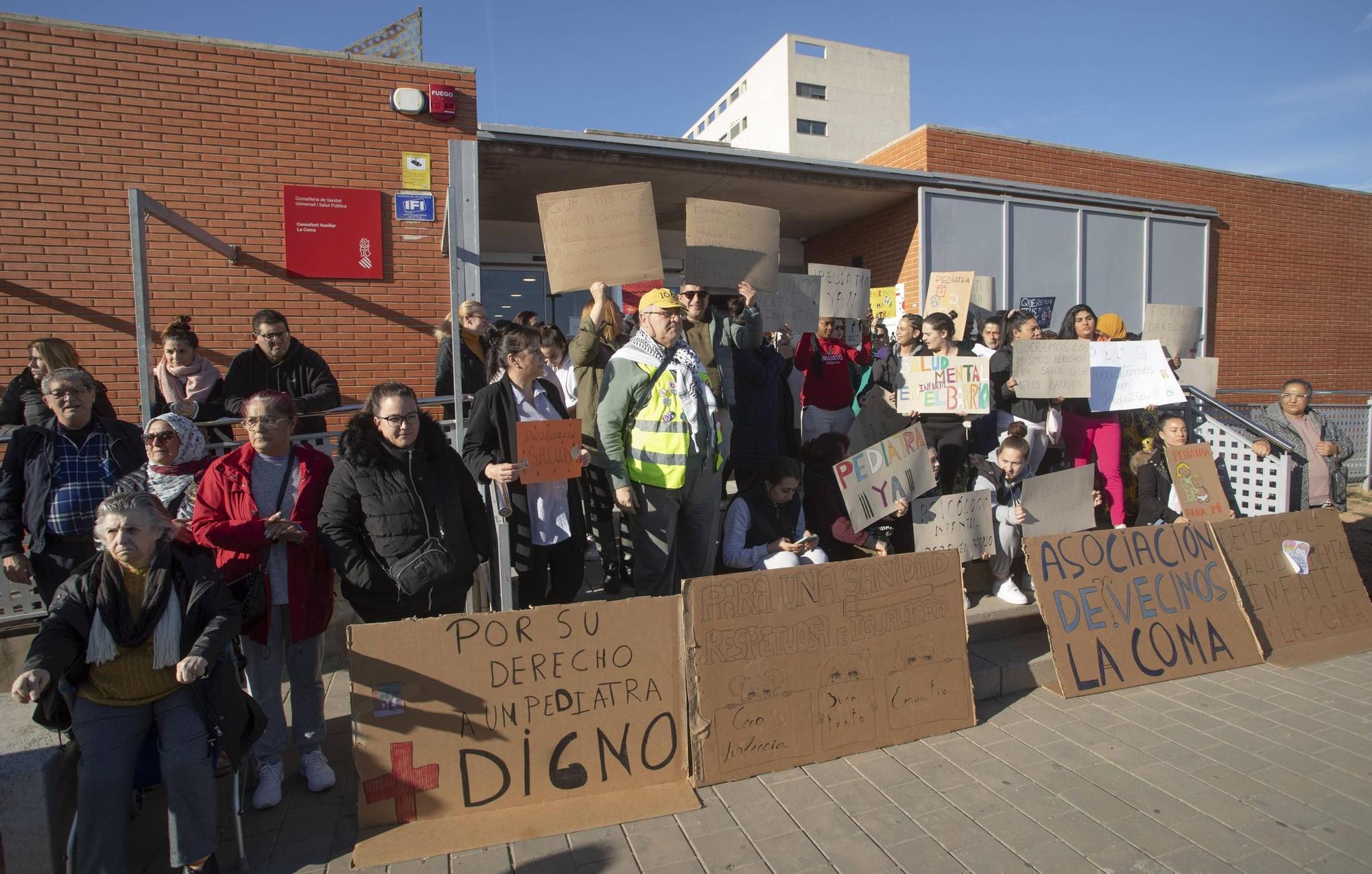 Concentración ante el consultorio médico de la Coma por la falta de pediatra