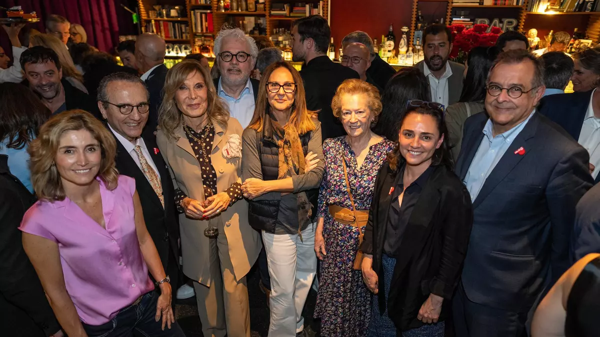 La fiesta de 'abril' convierte el Dry Martini en el Studio 54 de Sant Jordi