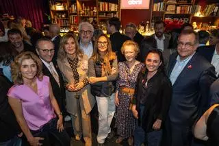 El suplemento 'abril' de El Periódico celebra el Sant Jordi en el Speakeasy