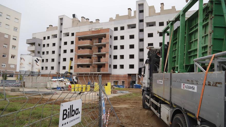 ¿Pisos nuevos junto al Reina Sofía de Córdoba? Retoman la obra de un residencial tras una década de abandono