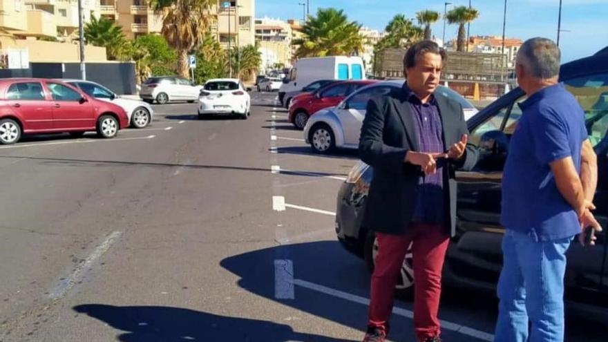 El alcalde, Gustavo Pérez, con el concejal Juan Delgado en la calle Olof Palme, en El Puertito de Guímar.