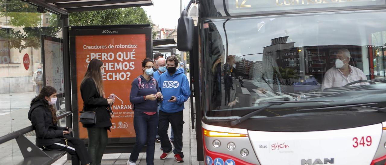 Viajeros acceden a un autobús de la línea 12 de Emtusa.