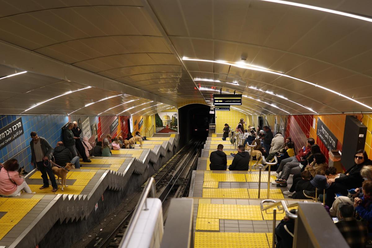 Personas se refugian en una estación de tren subterránea en Haifa, Israel, el 1 de marzo de 2026.