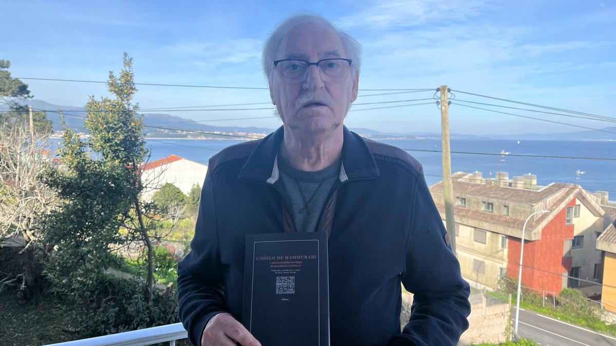 Xosé Antón Parada con un ejemplar de la obra 'Código de Hammurabi' que tradujo al gallego