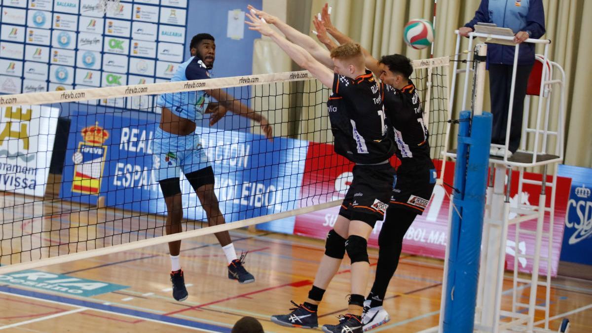 Una acción del duelo de la UD Ibiza Ushuaïa Volley frente al CV Teruel en es Viver.