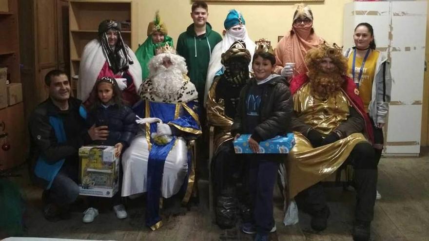 Los Reyes Magos, ayer con los niños en Ponga.