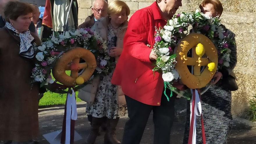 Dos roscas de pan, en procesión en Oseiro por San Blas