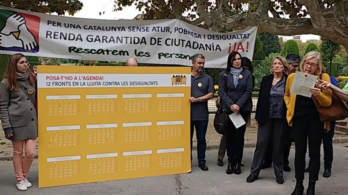 Integrantes de la plataforma Pobresa Zero ante el Parlament.