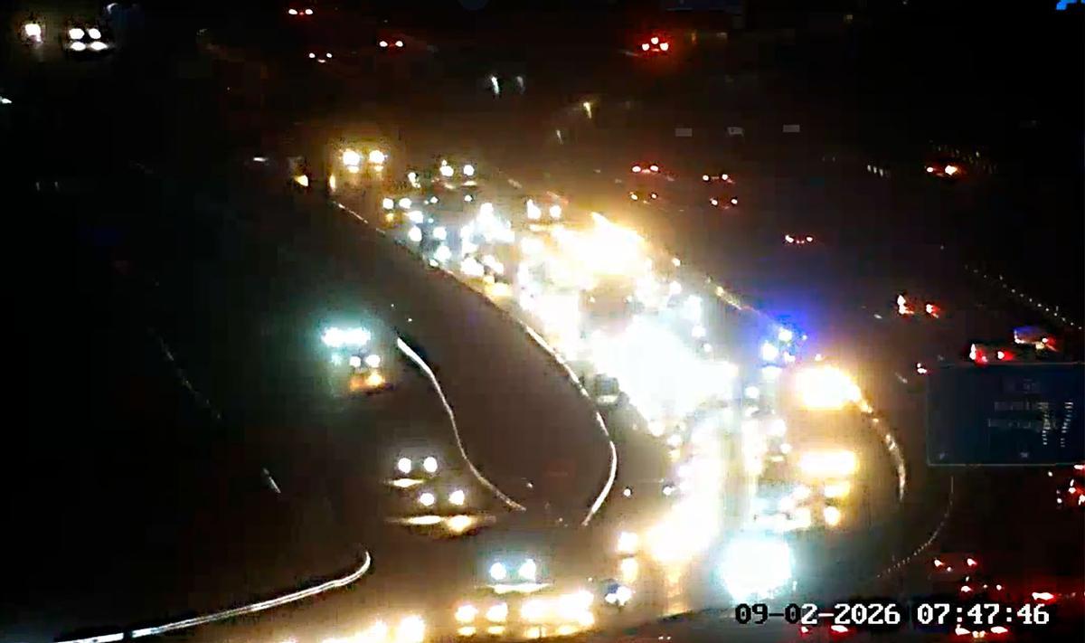 Imagen de las retenciones en la vía en la mañana de este lunes.