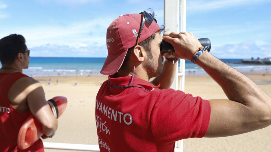 En imágenes: Comienza a funcionar el Servicio de Salvamento en las playas urbanas de Gijón