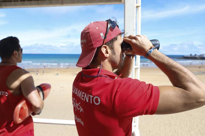 EN IMÁGENES: Comienza a funcionar el Servicio de Salvamento en las playas urbanas de Gijón