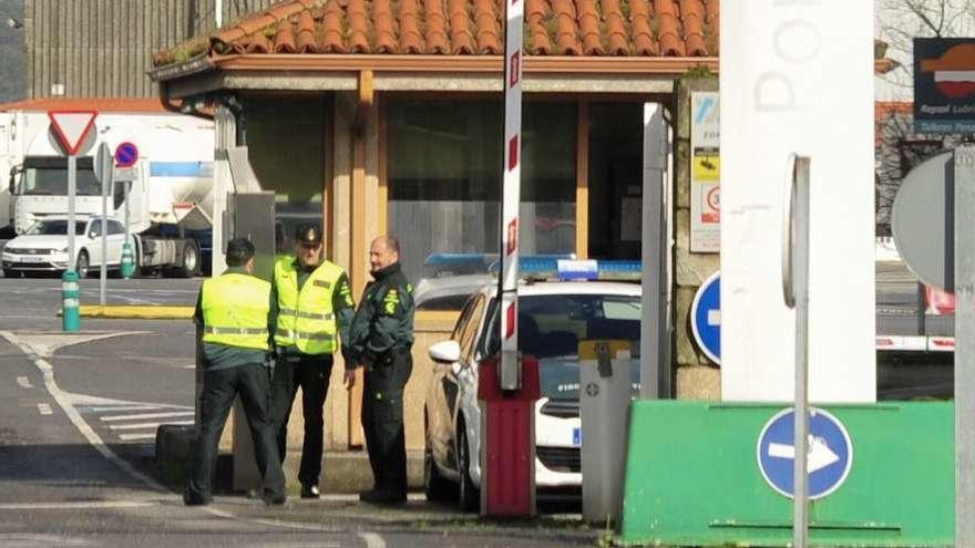 Efectivos de la Guardia Civil de Vilagarcía en el acceso principal del Puerto de Vilagarcía. // Iñaki Abella