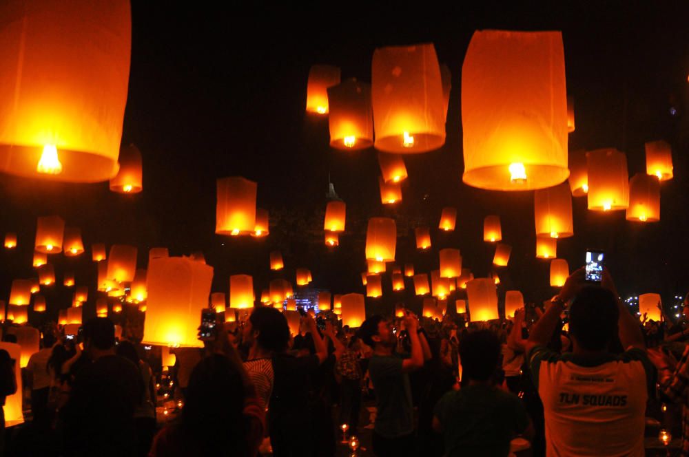 Fanalets i lluminàries per donar la benviguda a l'any des de Magelang, Indonèsia