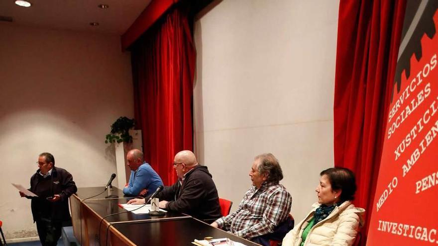 Asistentes al acto organizado por la plataforma, ayer, en la Casa de Cultura de Avilés.