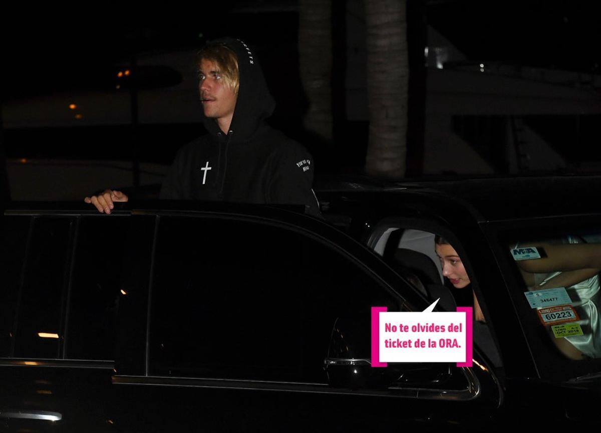 Justin y Hailey salen del mismo coche Justin y Hailey salen del mismo coche