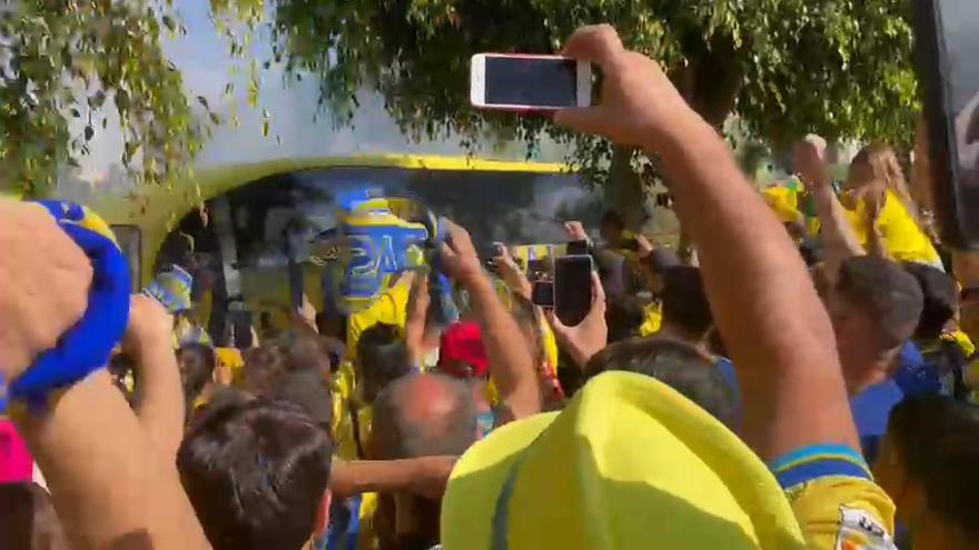 Recibimiento de la afición a la UD Las Palmas.