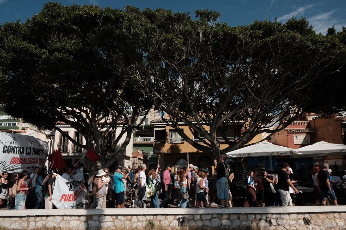 Los manifestantes han recorrido el paseo marítimo de El Palo.