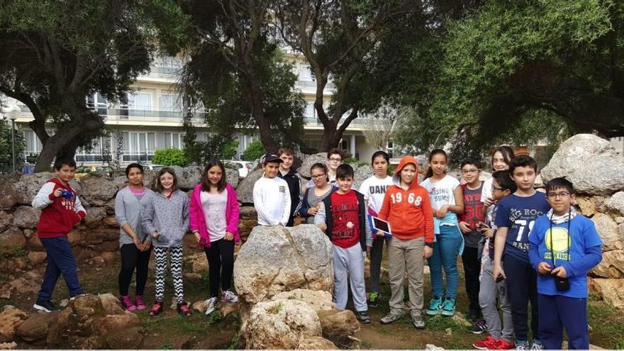 Escolares en el poblado talayótico de s&#039;Illot