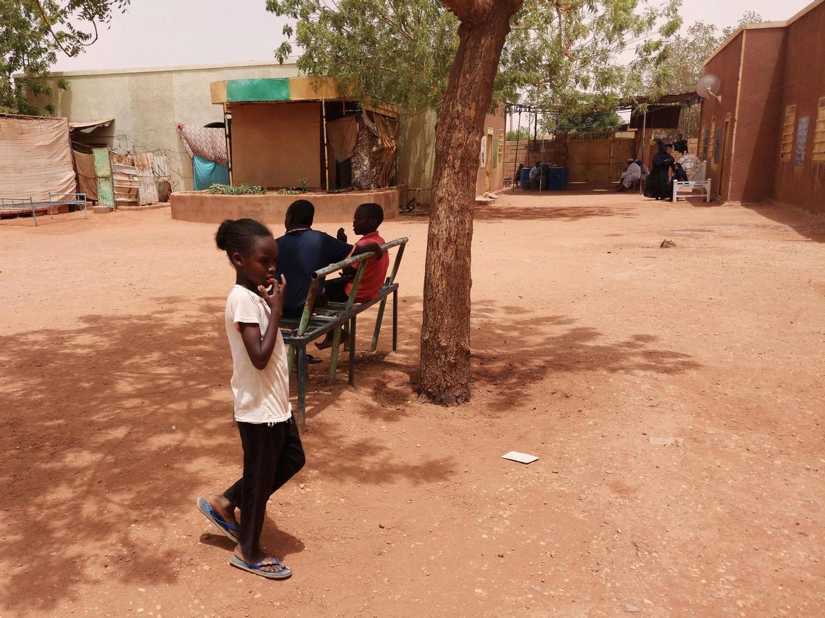 Niños desplazados en un centro de alojamiento temporal en la localidad de Karari en la ciudad de Omdurman, Sudán.