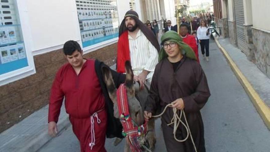 Tres jóvenes representan en Heredades la entrada de Jesús