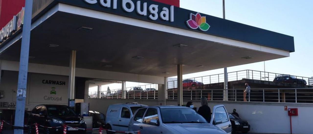 Vehículos en una estación de servicio coruñesa.