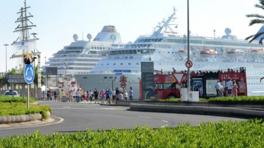 Bienvenida a los cruceristas en el Muelle