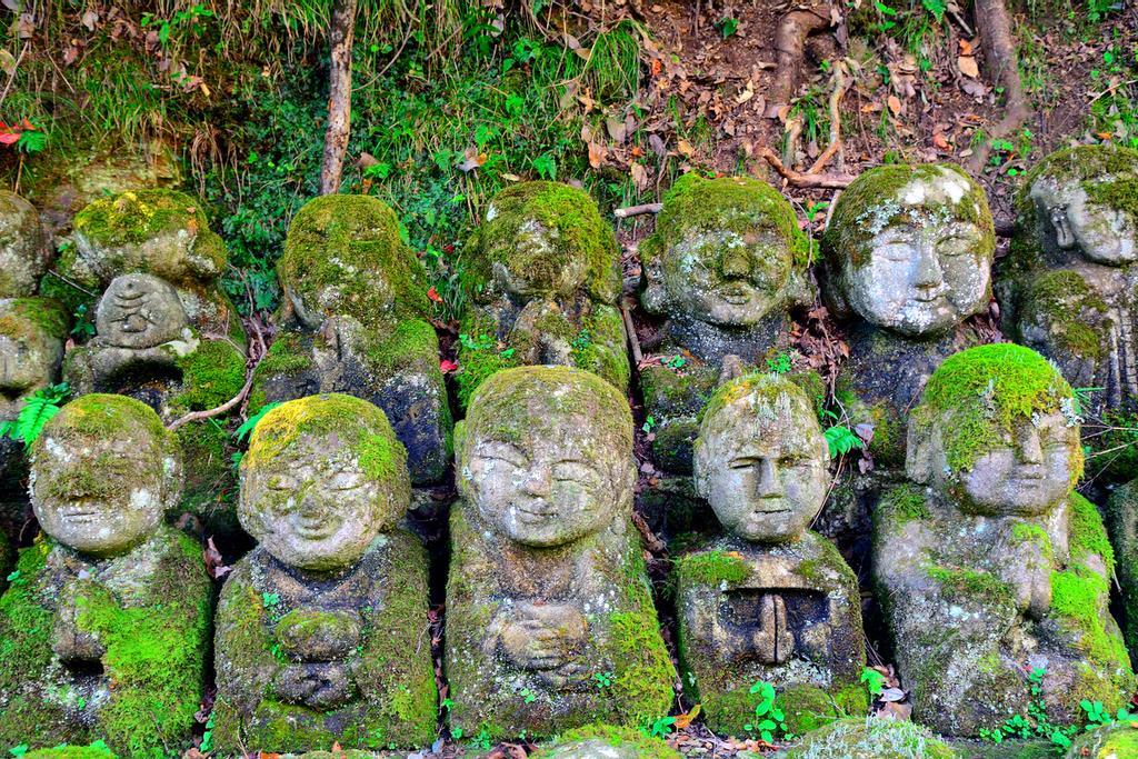 Hasta 1.200 estatuas se pueden encontrar en el templo Otagi Nenbutsu-ji .