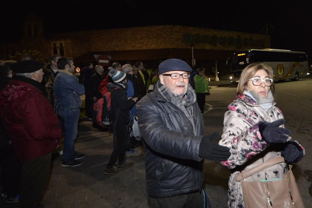 Los trabajadores de Alcoa de Asturias parten hacia Madrid a una manifestación contra el cierre de la fábrica