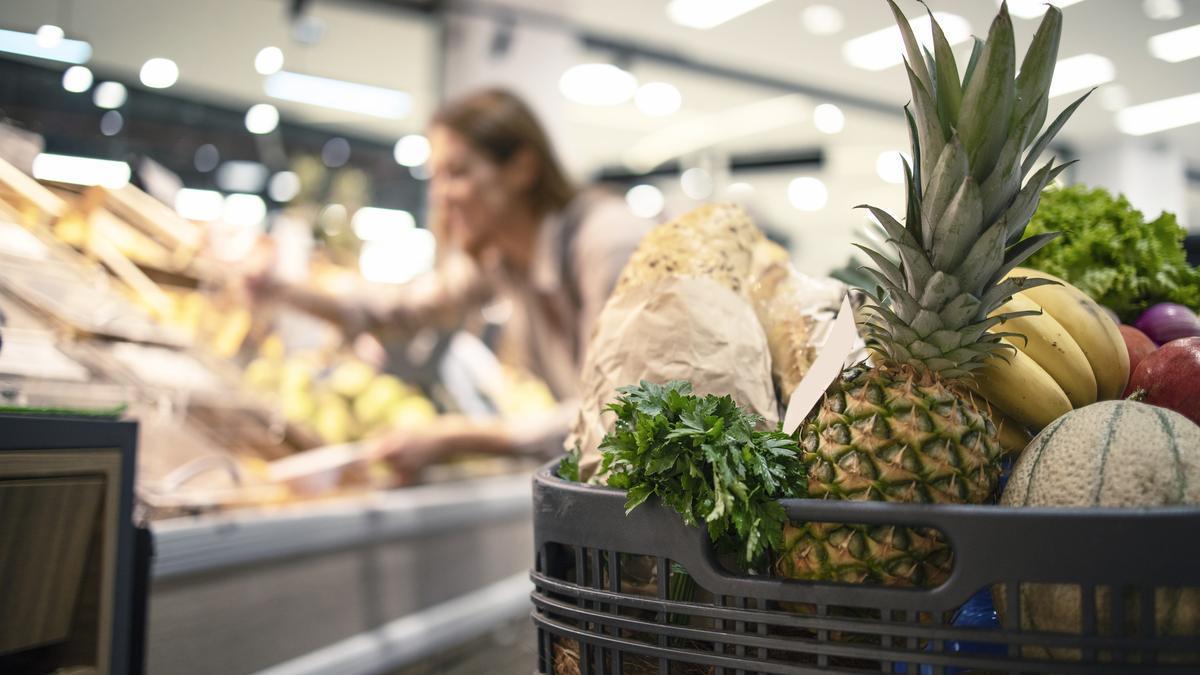 Una piña es necesaria para mostrar tu intención de ligar en Mercadona.