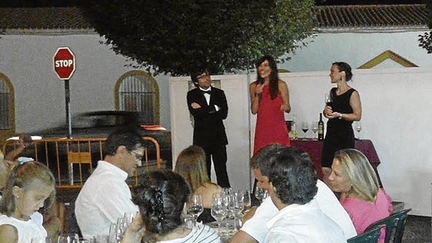 Sagra Mielgo cierra con copla la cata maridaje &#039;Entre risas y vinos&#039;