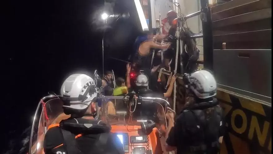 La ONG Sea-Watch rescata a seis migrantes que habían sido arrojados al mar Mediterráneo