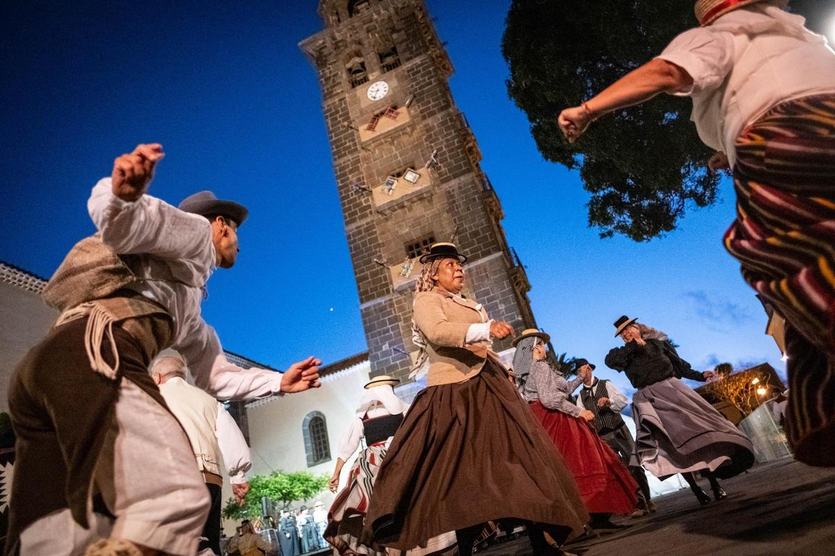 Un grupo baila junto a la torre de La Concepción.