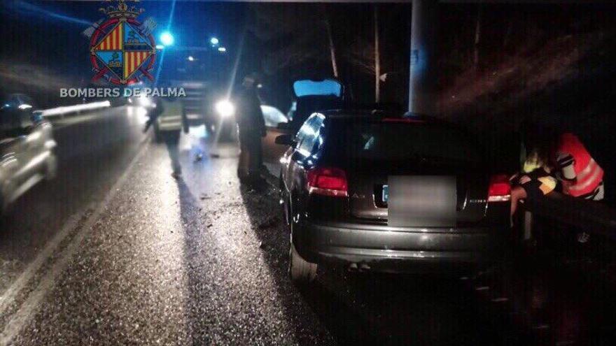 Dos heridos en un choque frontal entre dos coches en la autopista de Llucmajor