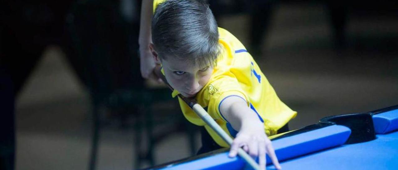 El pequeño Pelayo Cueli, preparado para golpear una bola.