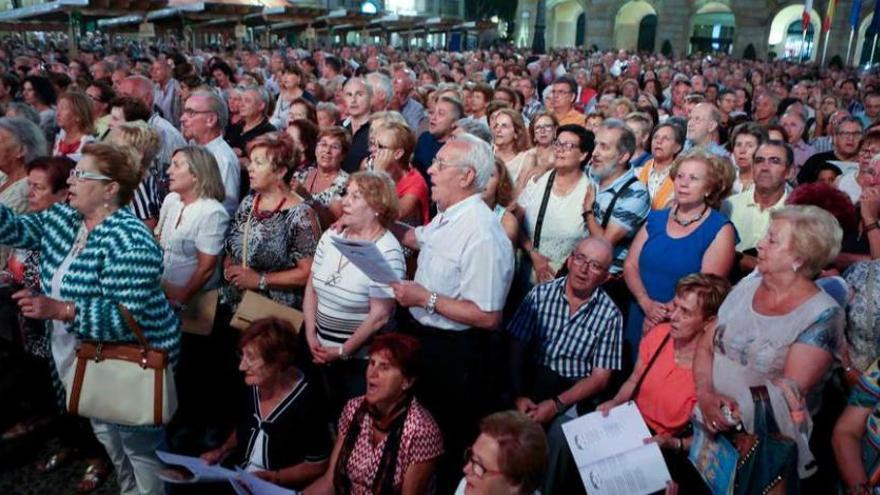 El público congregado en la plaza Mayor canta los populares cancios de chigre.