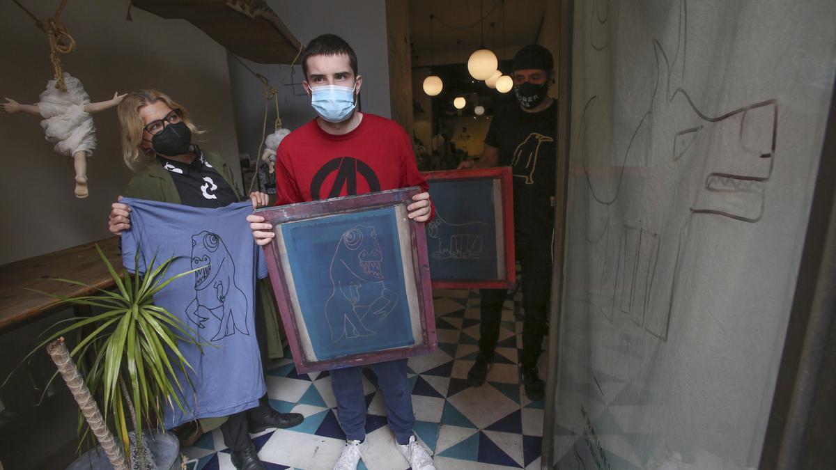 Gonzalo junto a una de las ilustraciones estampadas en una camiseta