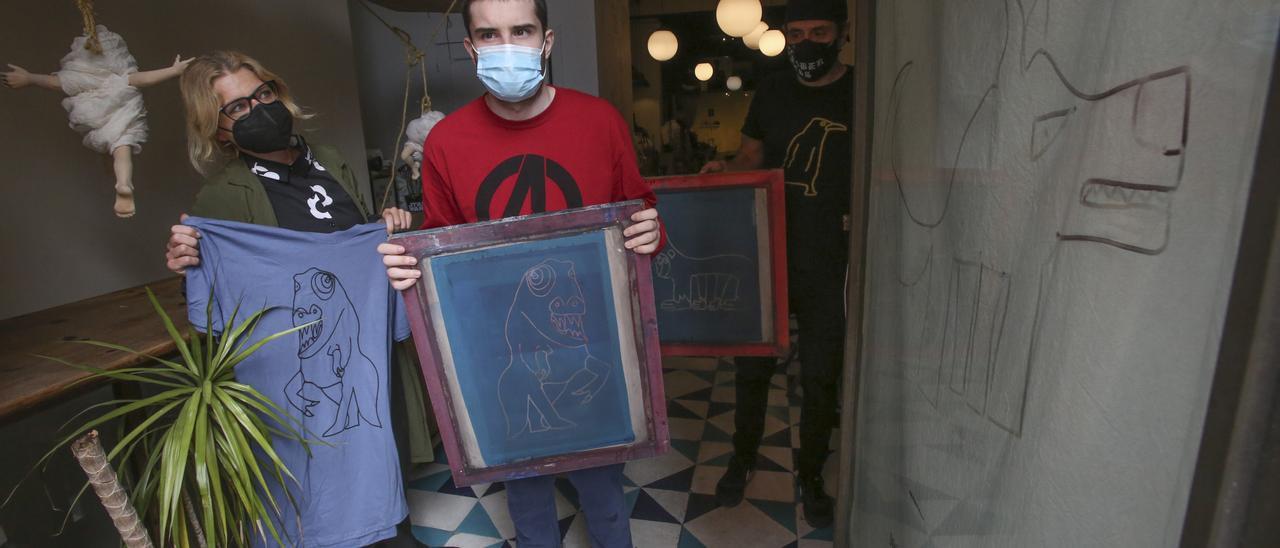 Diseñan una línea de ropa con las ilustraciones de Gonzalo, un joven con autismo de Alicante