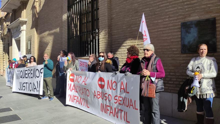 Los padres de los niños presuntamente abusados en Los Salesianos vuelven a pedir justicia a las puertas del Ayuntamiento de Antequera