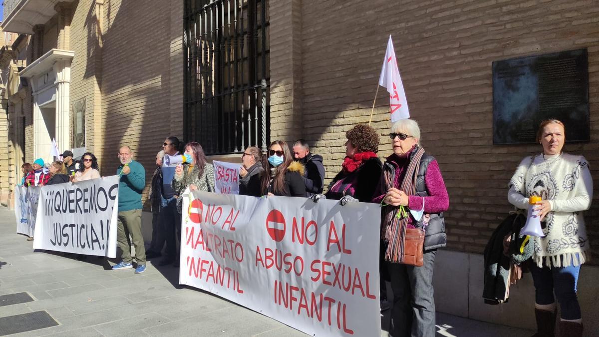 Protesta de los padres de los alumnos de los Salesianos de Antequera.