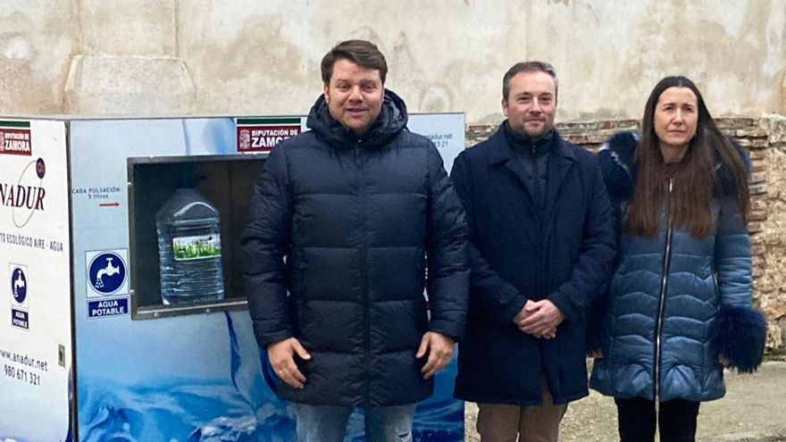 Los concejales del grupo popular en Toro posan junto a una planta potabilizadora