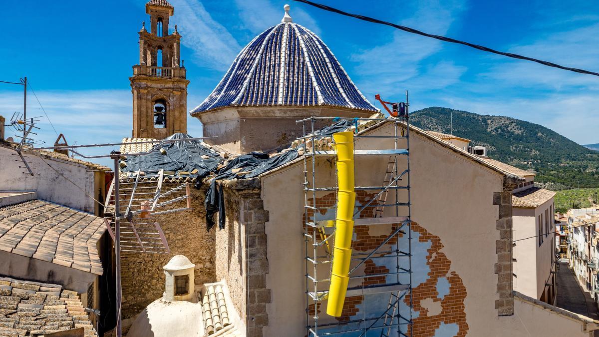 Los andamios de las obras que se realizaban en la Iglesia de Finestrat.