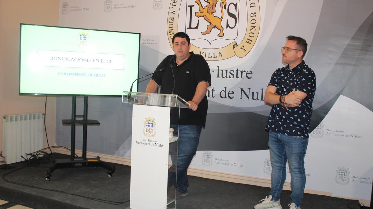 El alcalde, David García, durante la rueda de prensa en la que presentaron la medida, junto al edil Guillermo Latorre.