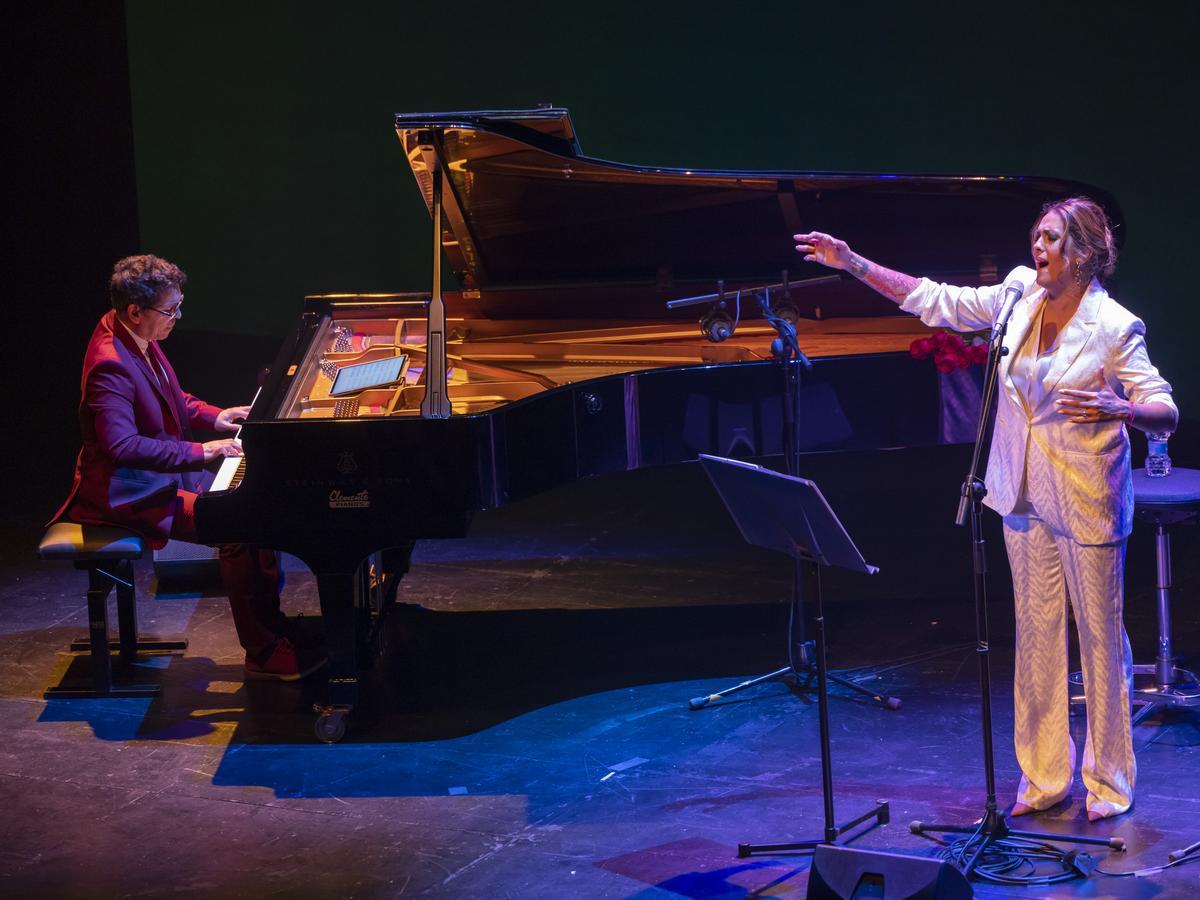 Alba Molina junto a Pepe Rivero durante su concierto en Les Arts