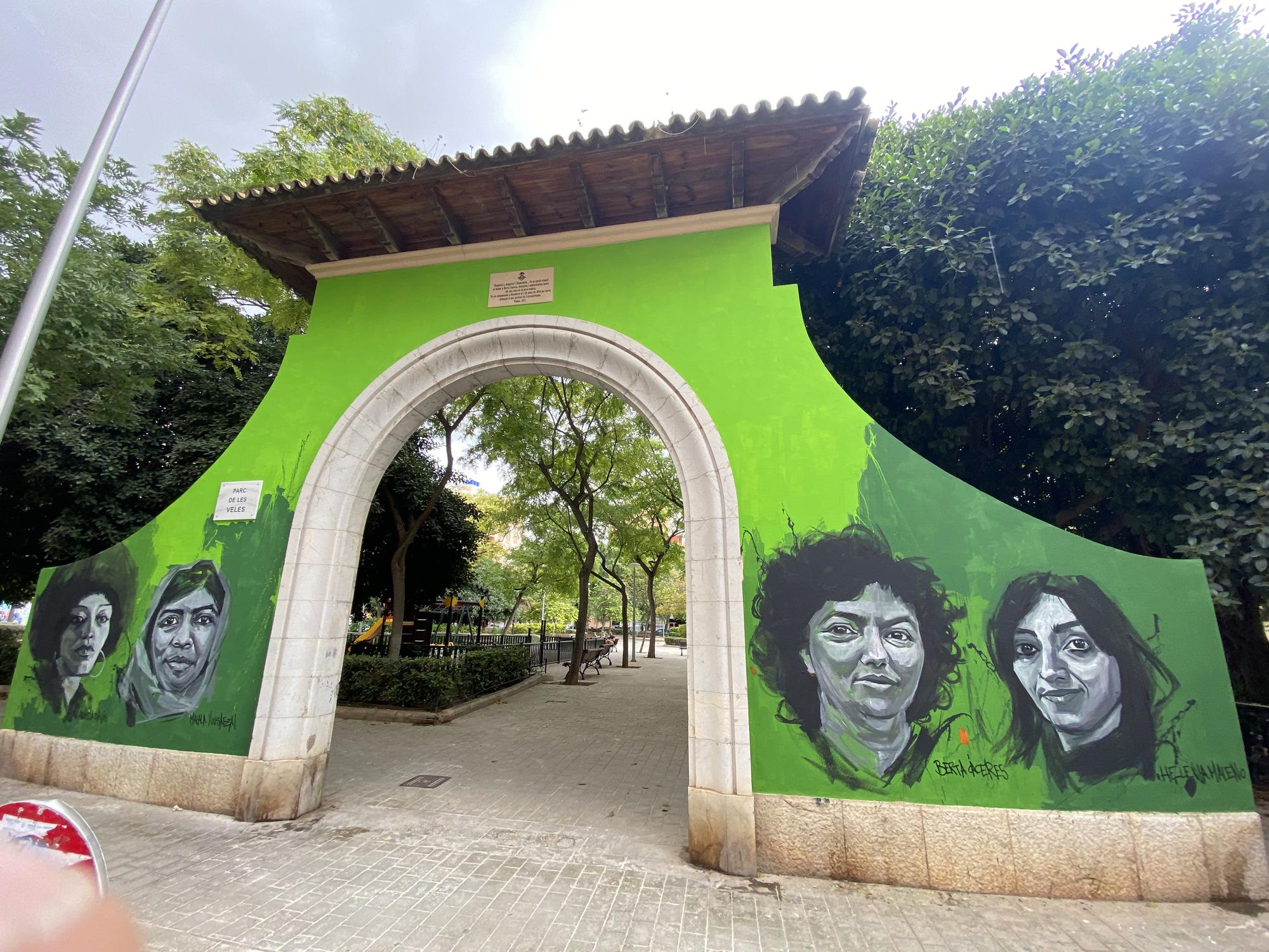 El Ayuntamiento de Palma permite que un mural transforme la histórica puerta del Parc de Ses Veles