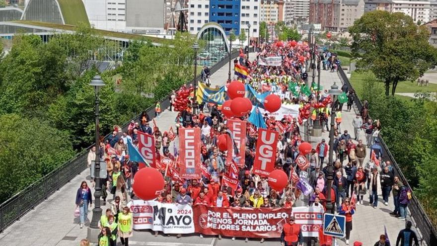 Reducción de jornada y mejores salarios, el grito de los grandes sindicatos en su manifestación en Asturias